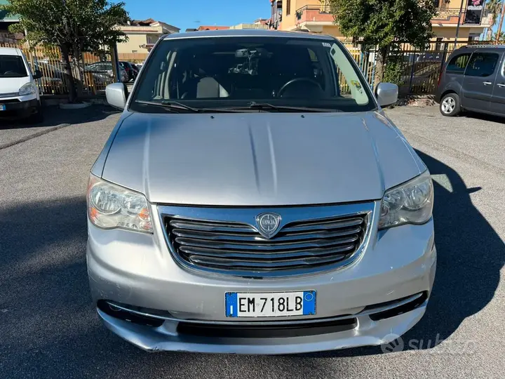 Lancia Voyager 2012 photo 3