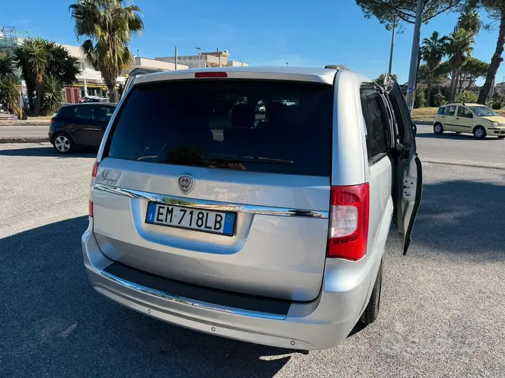 Lancia Voyager 2012 photo 4