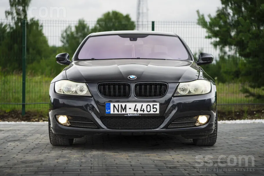 BMW 318 2009 photo 2