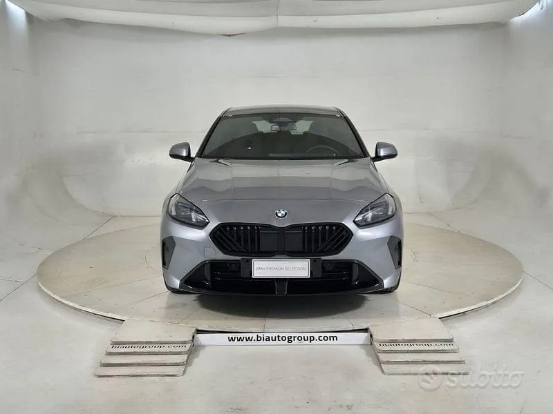 BMW 1 Series 2025 photo 2