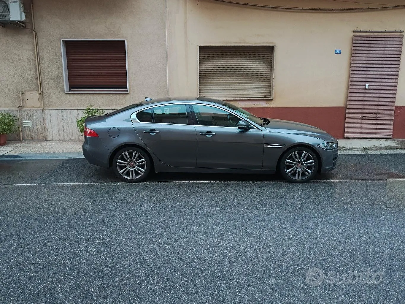 Jaguar Xe 2015 photo 2