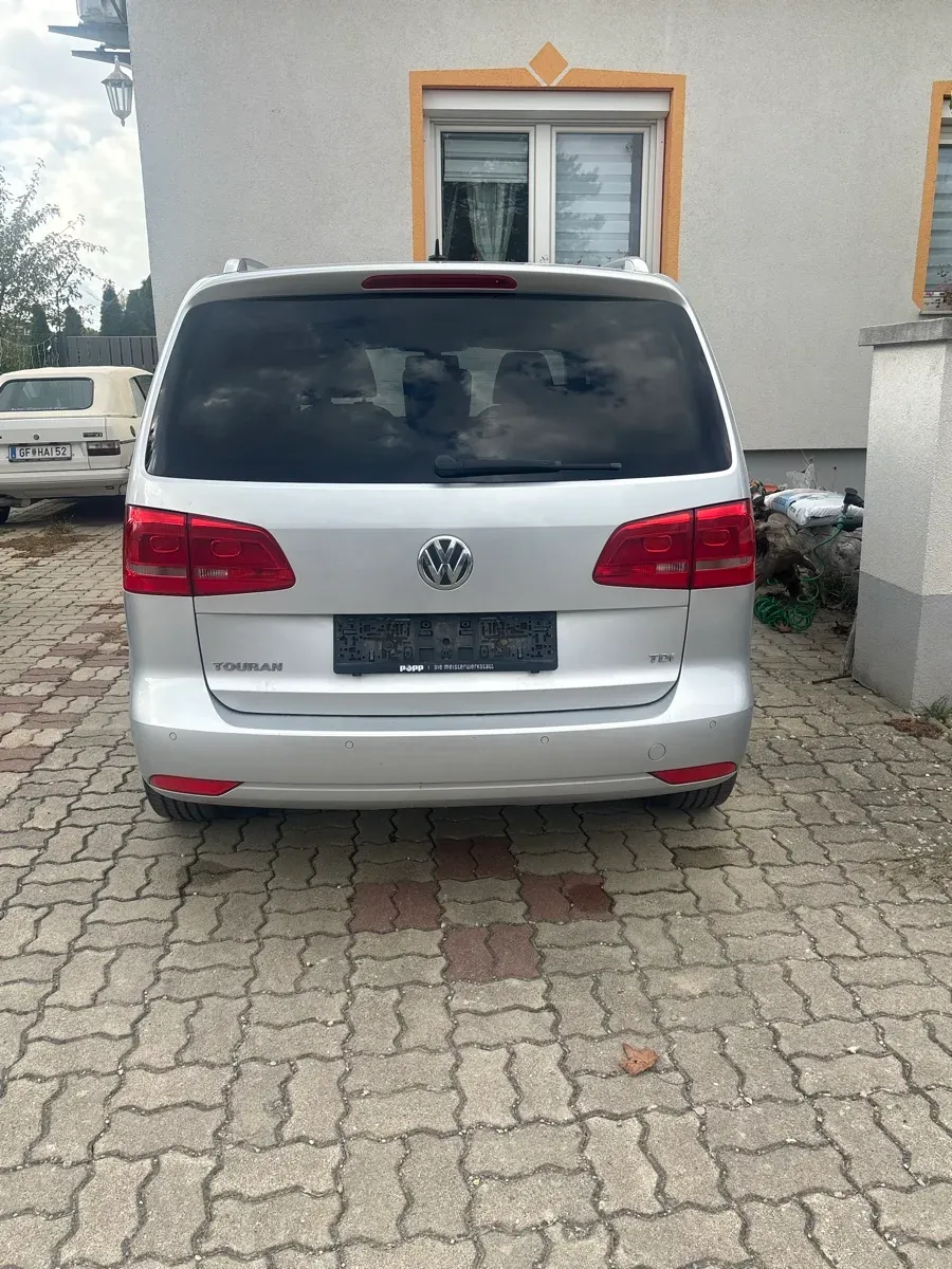 Volkswagen Touran 2011 photo 2