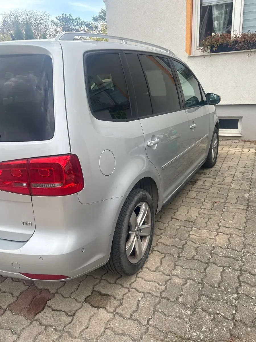 Volkswagen Touran 2011 photo 3