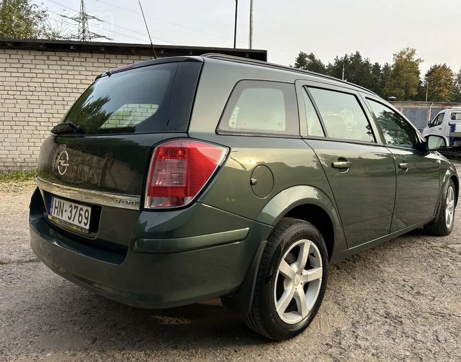 Opel Astra 2010 photo 4