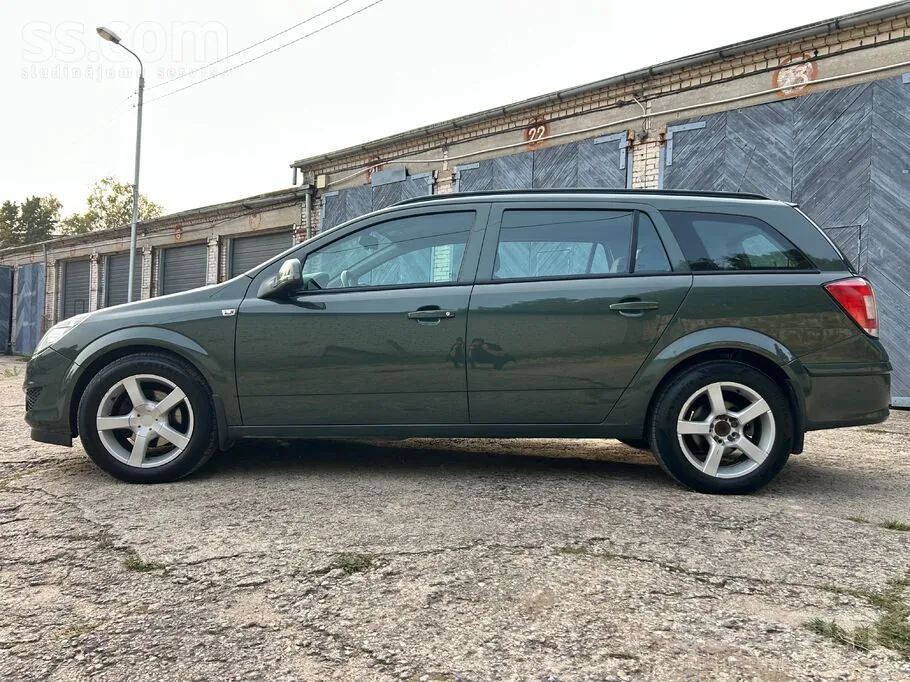 Opel Astra 2010 photo 2