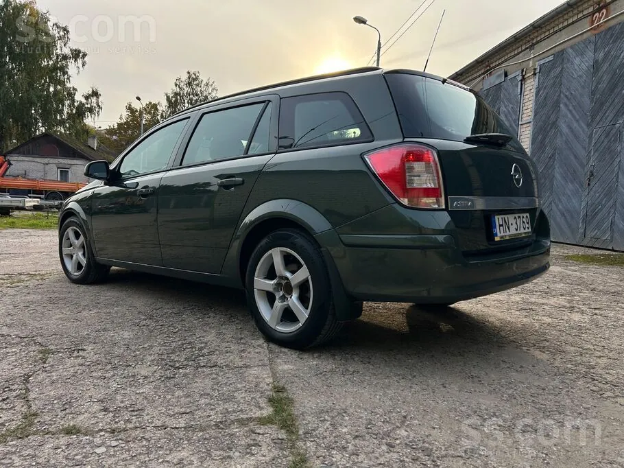 Opel Astra 2010 photo 3