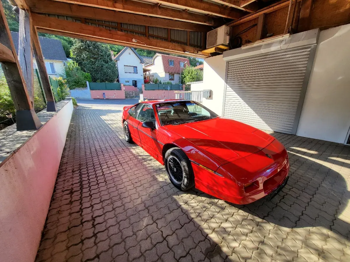 Pontiac Fiero 1988 photo 2