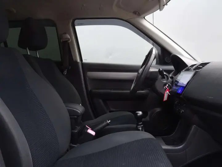 Suzuki Swift 2010 photo 3