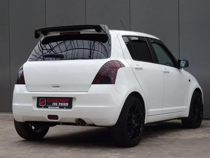 Suzuki Swift 2010 photo 2