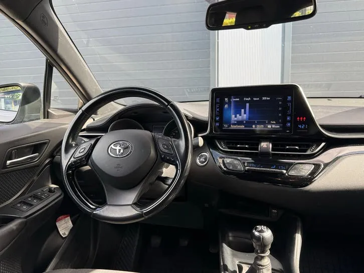 Toyota C-Hr 2017 photo 2