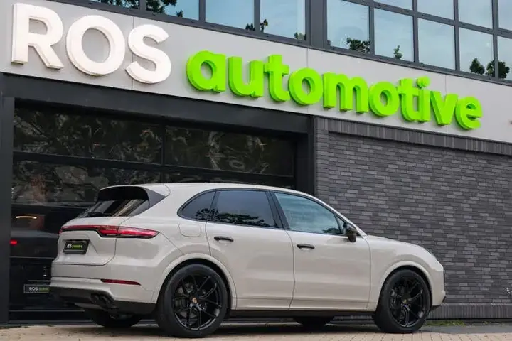 Porsche Cayenne 2023 photo 2