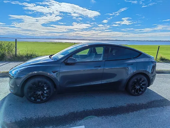 Tesla Model Y 2023 photo 3