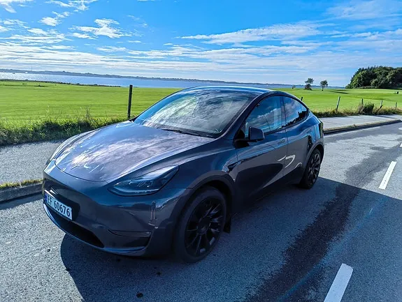 Tesla Model Y 2023 photo 2
