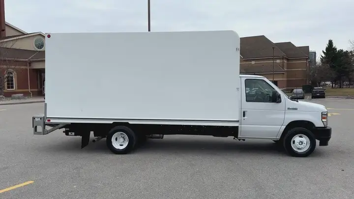 Ford E-450 2023 photo 2