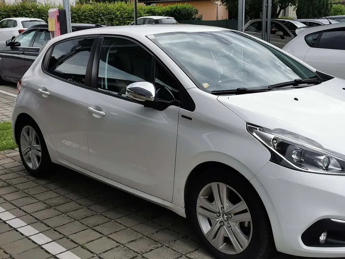 Peugeot 208 2019 photo 3