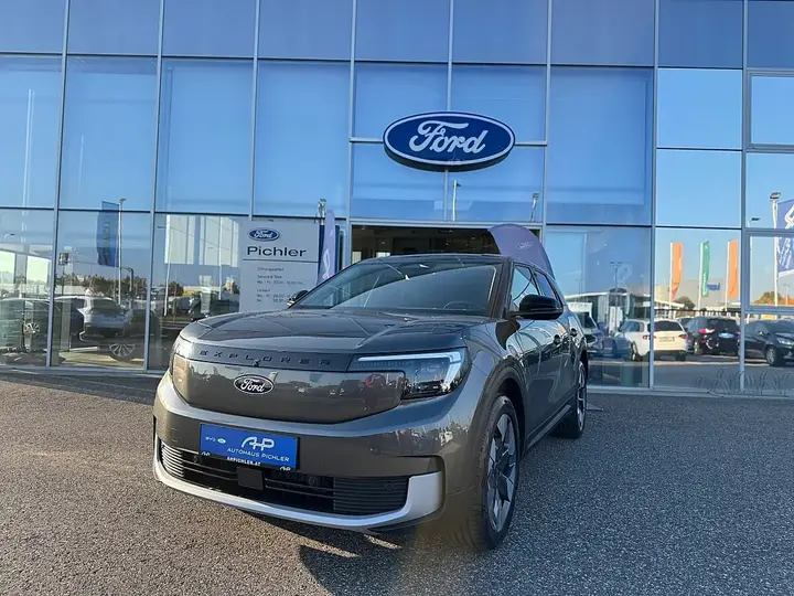 Ford Explorer photo 2