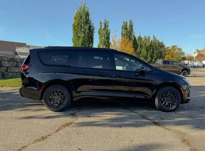 Chrysler Pacifica 2027 photo 4