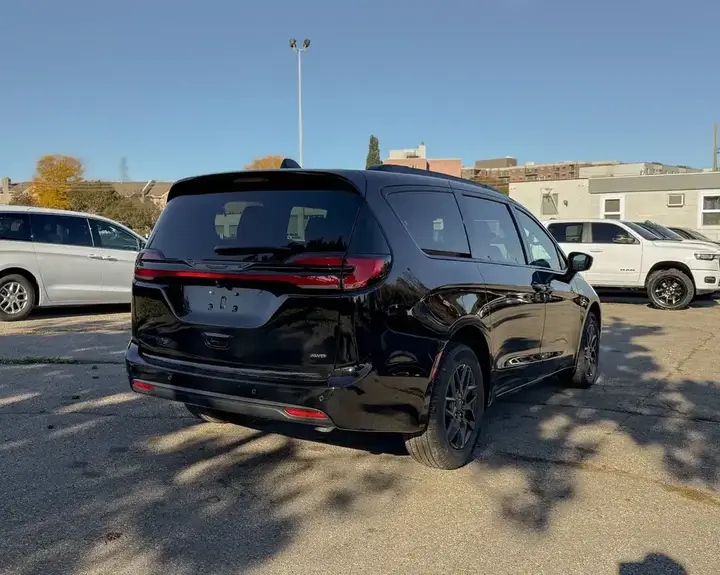 Chrysler Pacifica 2027 photo 5