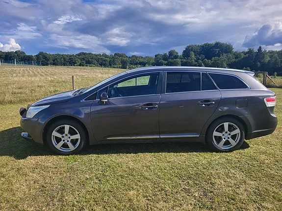 Toyota Avensis 2011 photo 2
