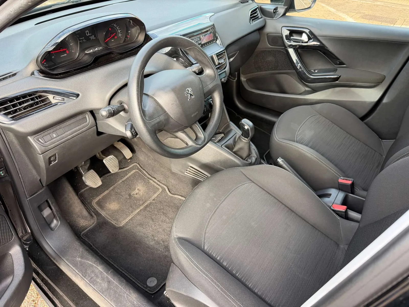 Peugeot 208 2012 photo 2
