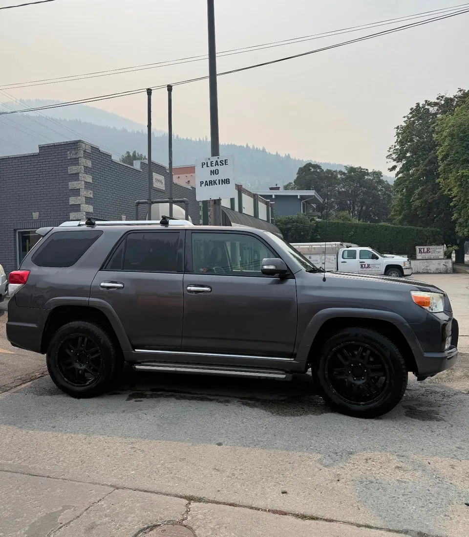Toyota 4Runner 2010 photo 2