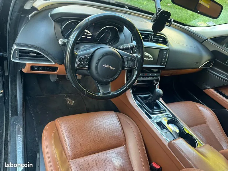Jaguar Xe 2015 photo 3