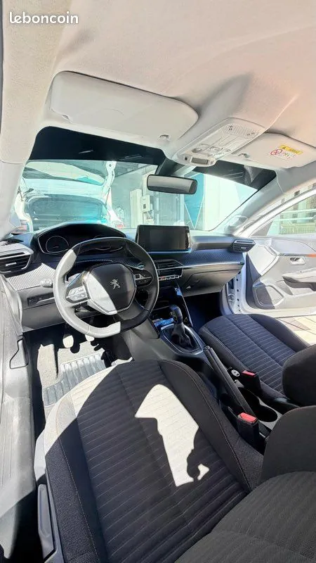 Peugeot 208 2023 photo 3