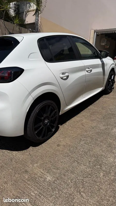 Peugeot 208 2023 photo 2