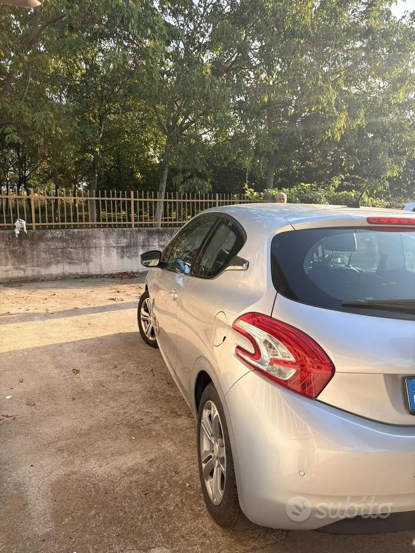 Peugeot 208 2013 photo 3