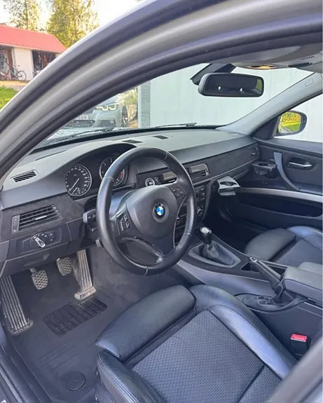 BMW 318D 2010 photo 3