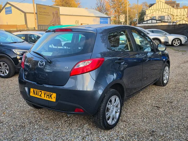 Mazda Mazda2 2012 photo 3