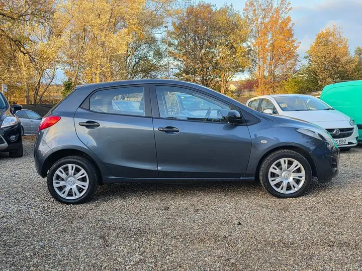 Mazda Mazda2 2012 photo 2