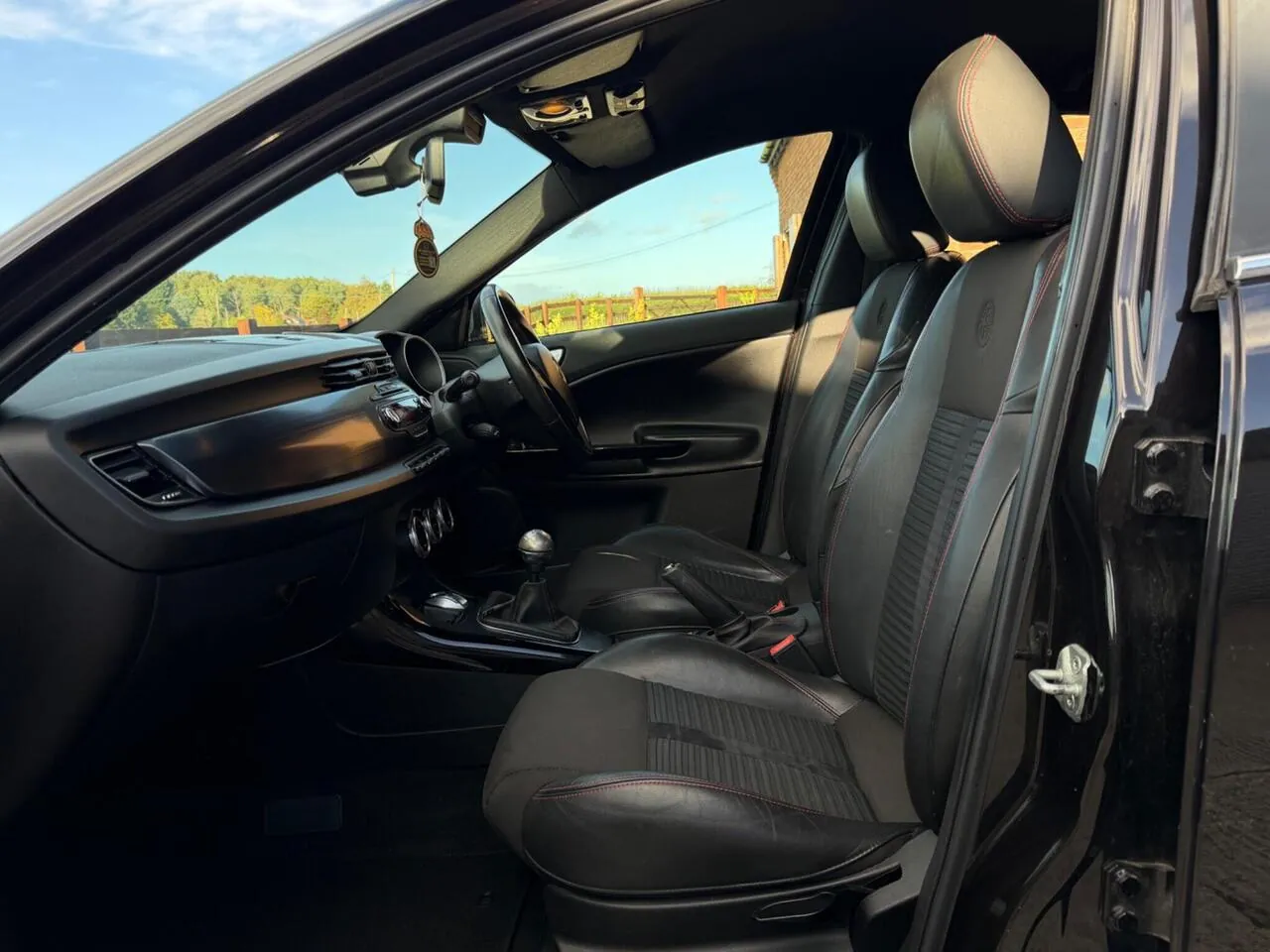 Alfa Romeo Giulietta 2011 photo 2