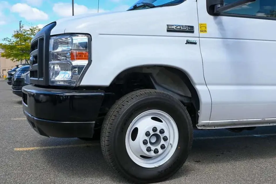 Ford E-Series 2022 photo 2