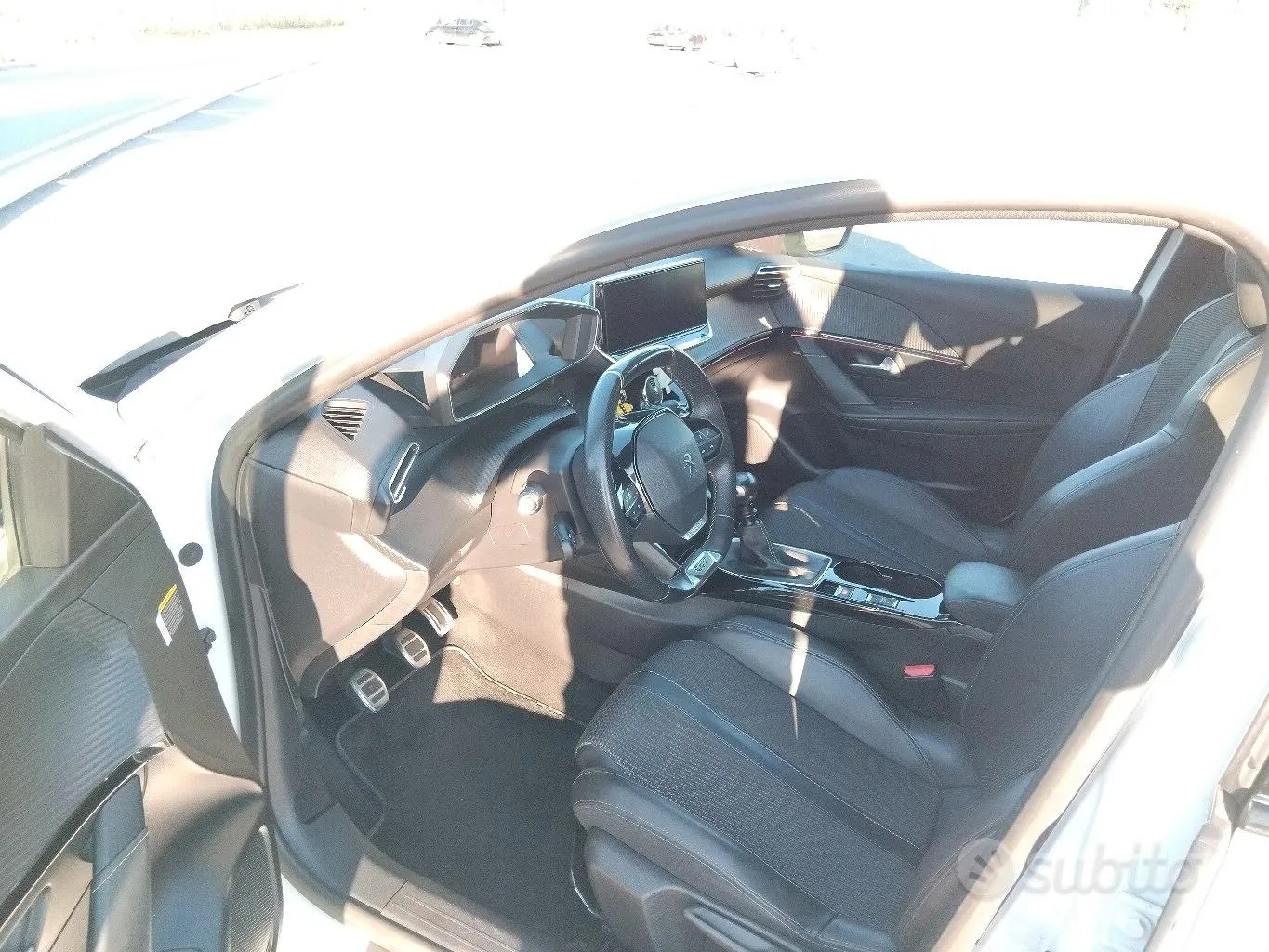 Peugeot 208 2021 photo 3