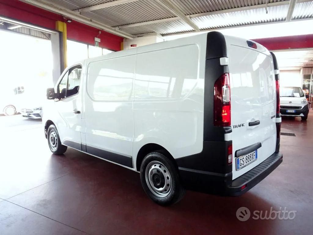 Renault Trafic 2024 photo 2