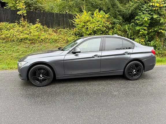BMW 320I 2013 photo 3