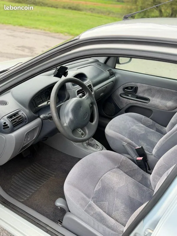 Renault Clio 2000 photo 2