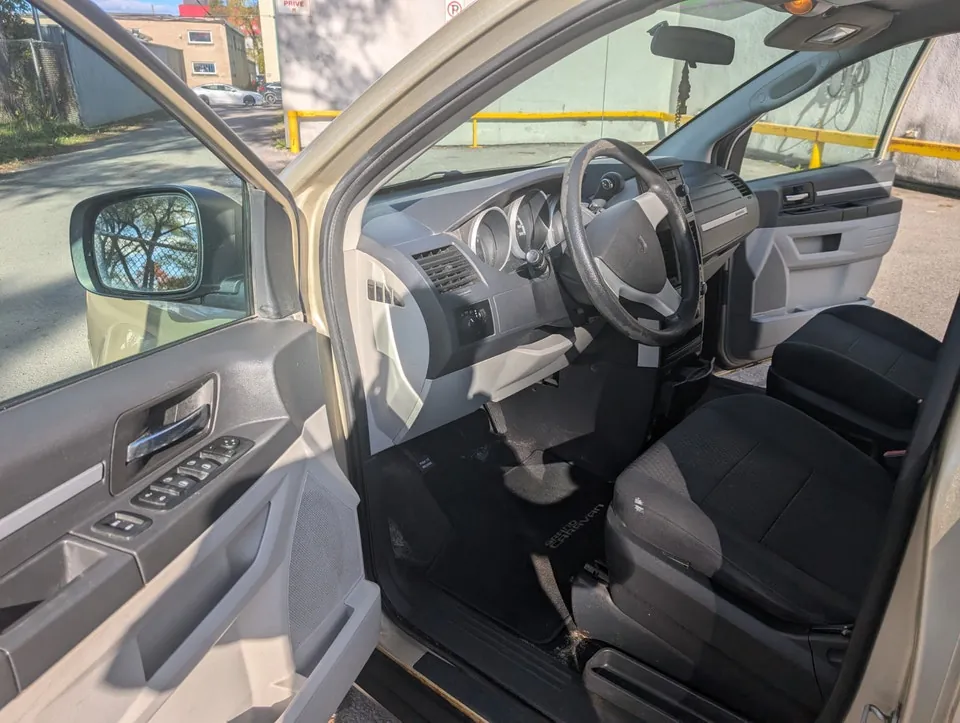 Dodge Grand Caravan 2010 photo 3