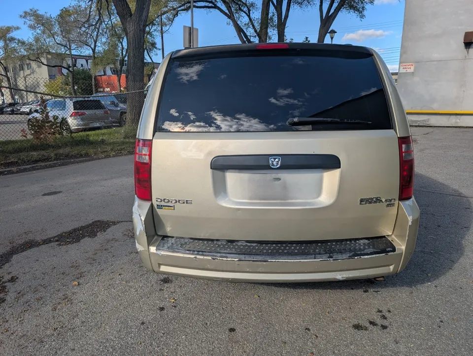 Dodge Grand Caravan 2010 photo 2