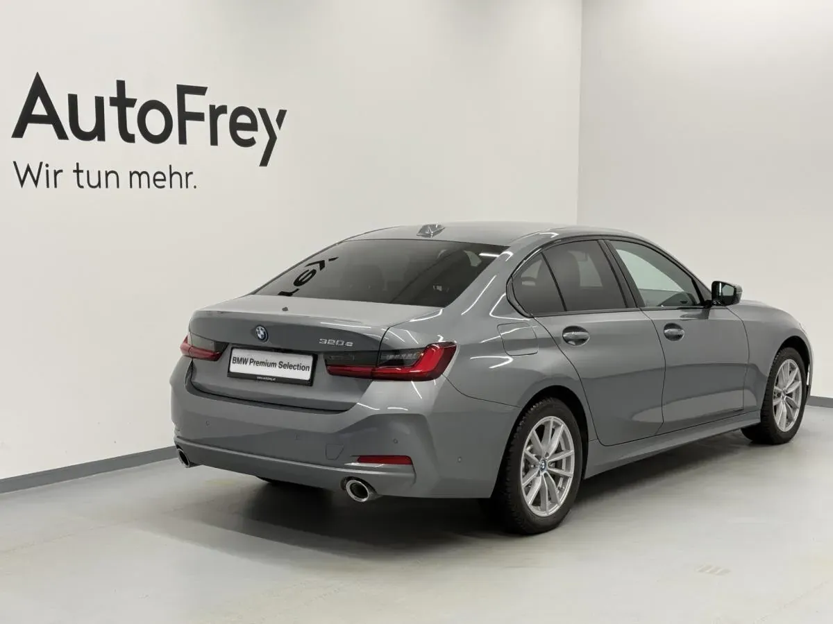 BMW 3 Series 2023 photo 2