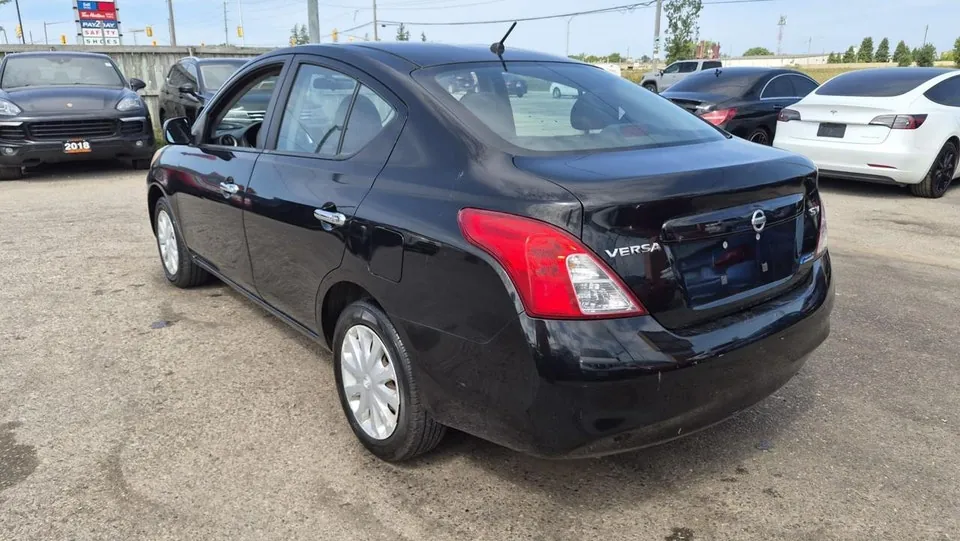 Nissan Versa 2012 photo 3