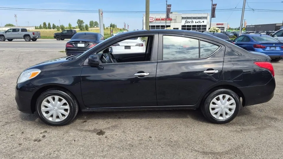 Nissan Versa 2012 photo 2