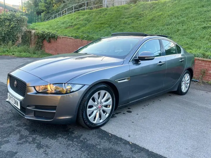 Jaguar Xe 2017 photo 3