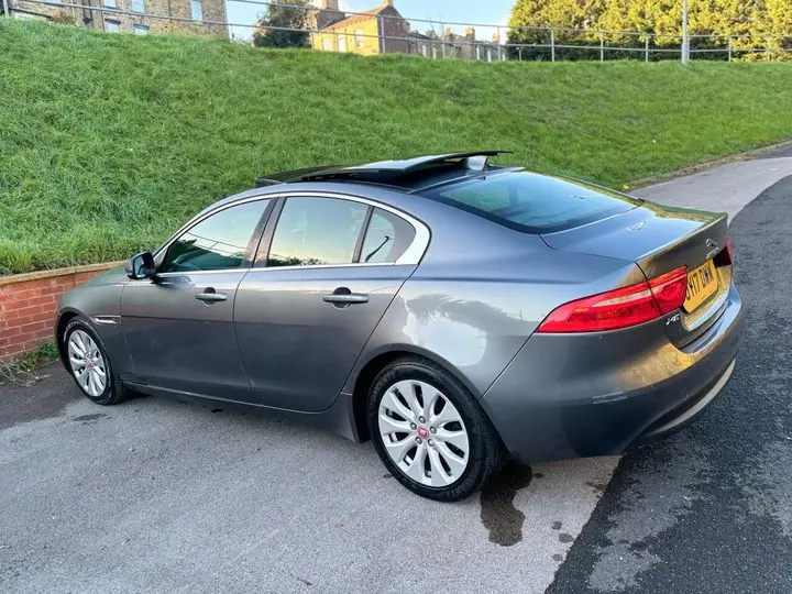 Jaguar Xe 2017 photo 5