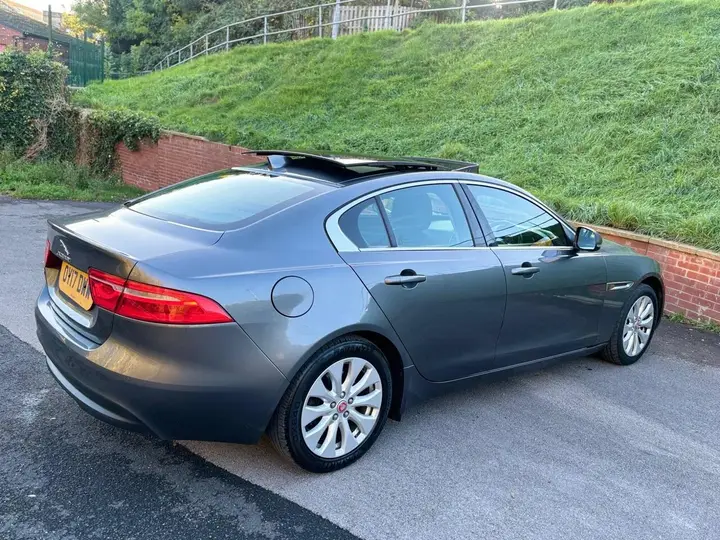 Jaguar Xe 2017 photo 4