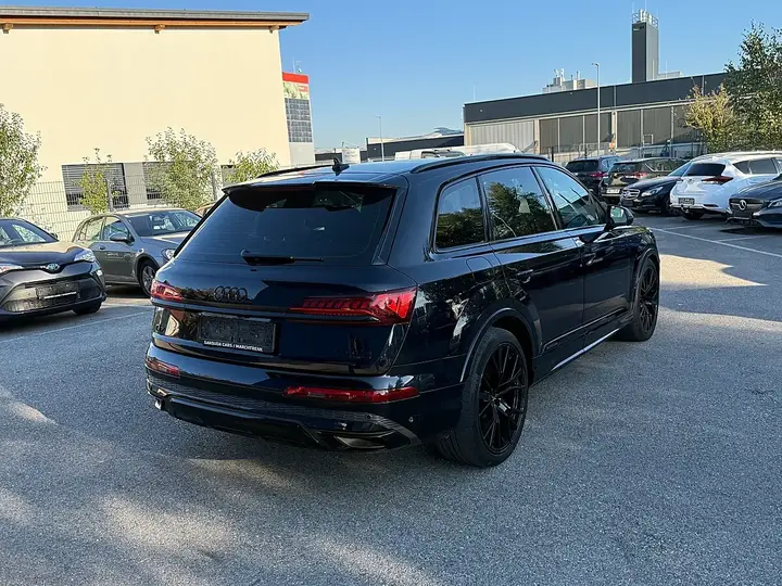 Audi Q7 2021 photo 2