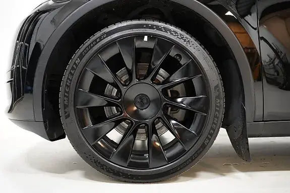 Tesla Model Y 2025 photo 4