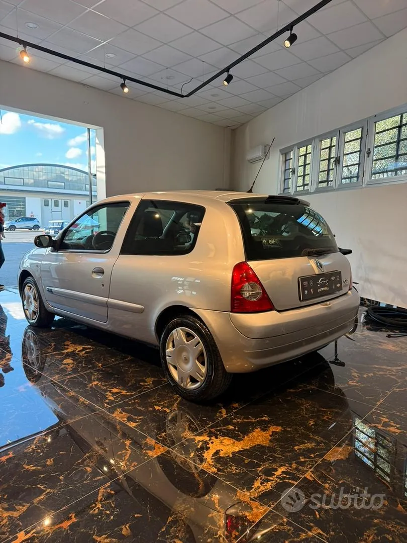 Renault Clio 2006 photo 2