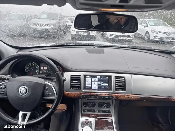 Jaguar Xf 2011 photo 3